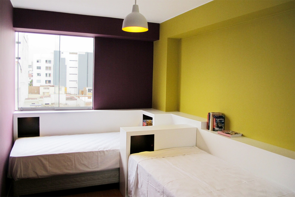 Kleines Retro Gästezimmer mit gelber Wandfarbe, braunem Holzboden und Ziegelwänden in Sonstige