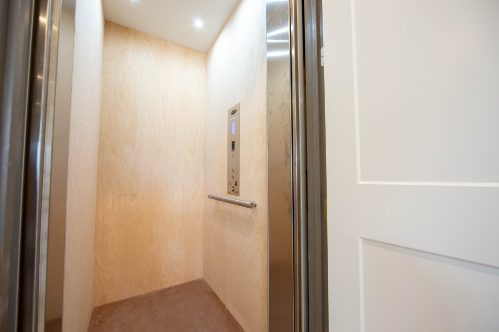 Minimalist home design photo in Indianapolis