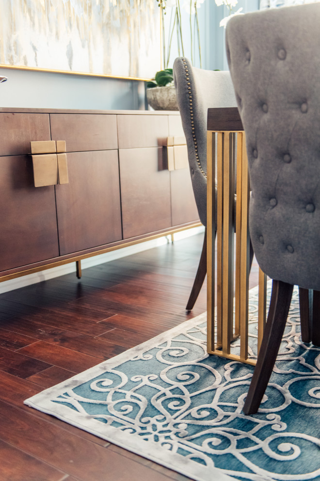 Example of a transitional home design design in Toronto
