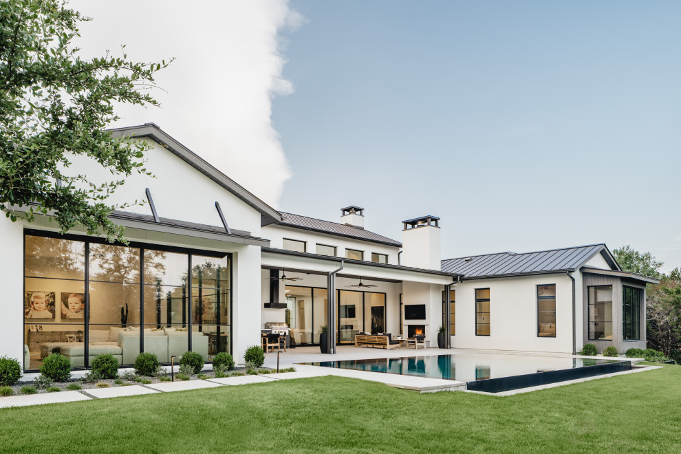 Transitional home design photo in Austin