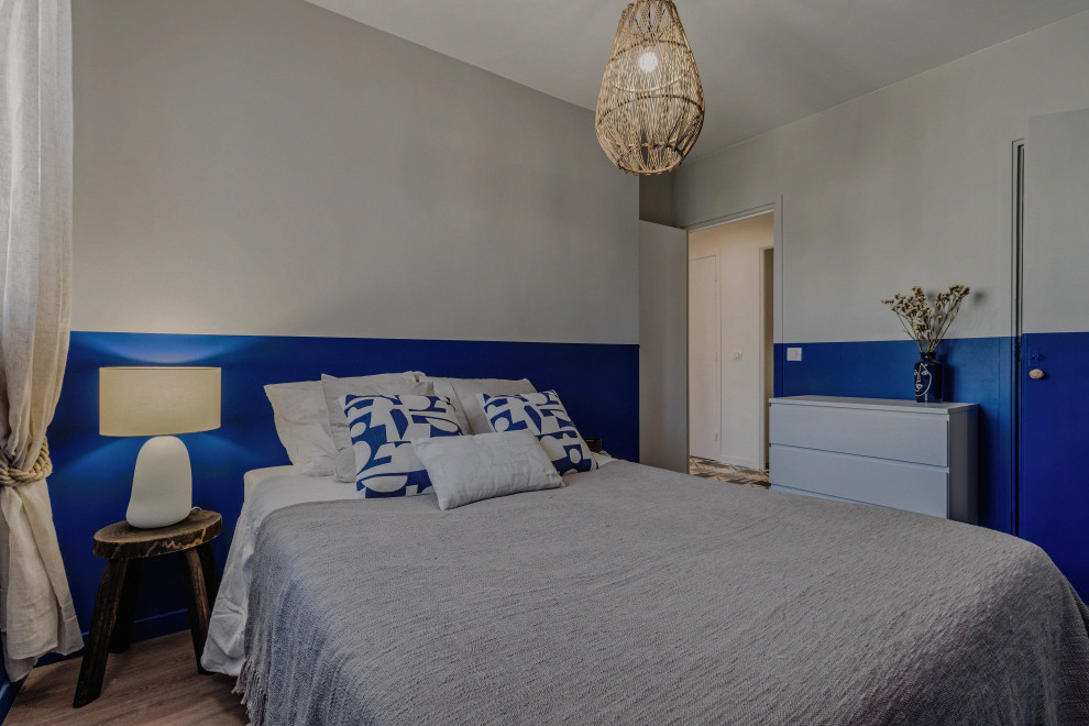 Идея дизайна: хозяйская спальня среднего размера, в белых тонах с отделкой деревом в средиземноморском стиле с синими стенами, темным паркетным полом и коричневым полом без камина