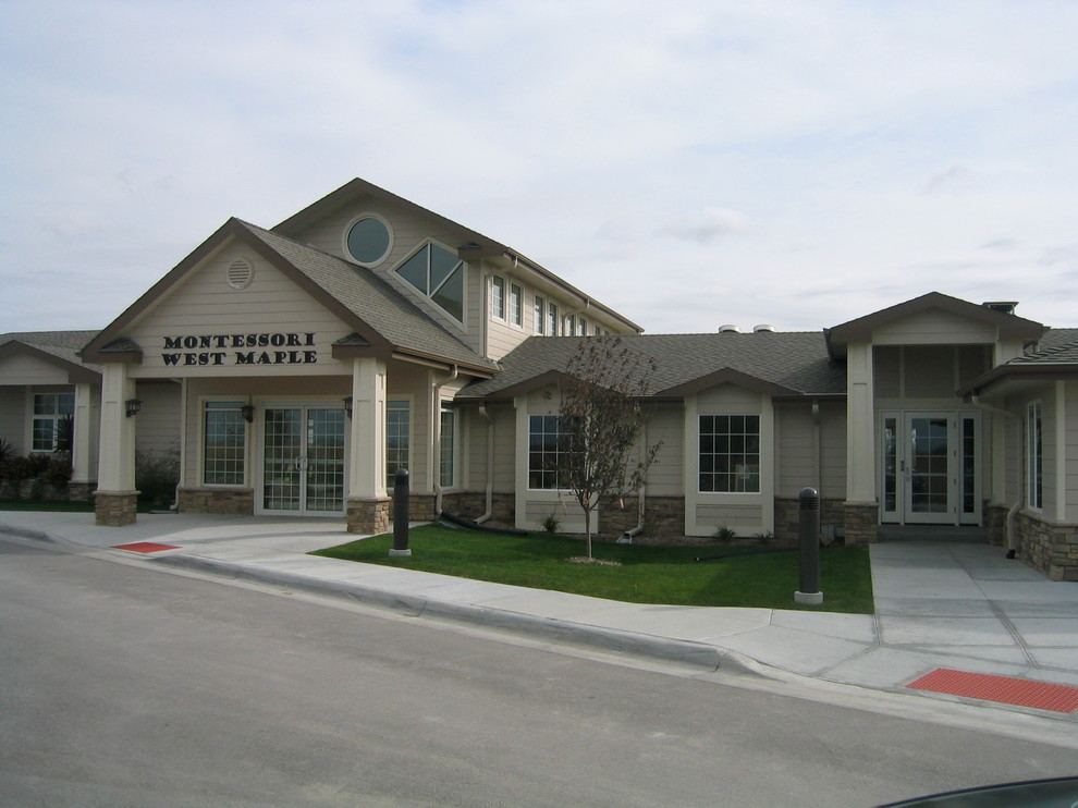 Example of a transitional entryway design in Chicago