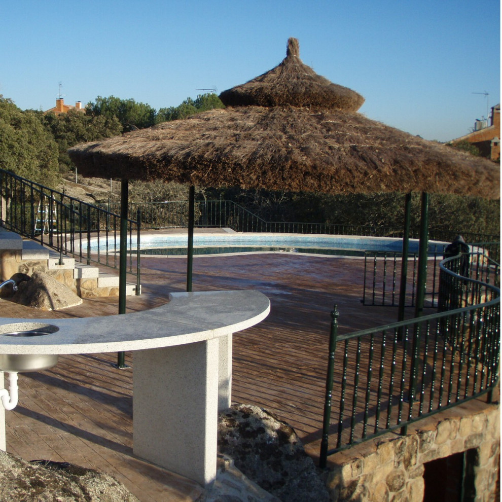 Modelo de piscina contemporánea de tamaño medio a medida en patio trasero con suelo de hormigón estampado
