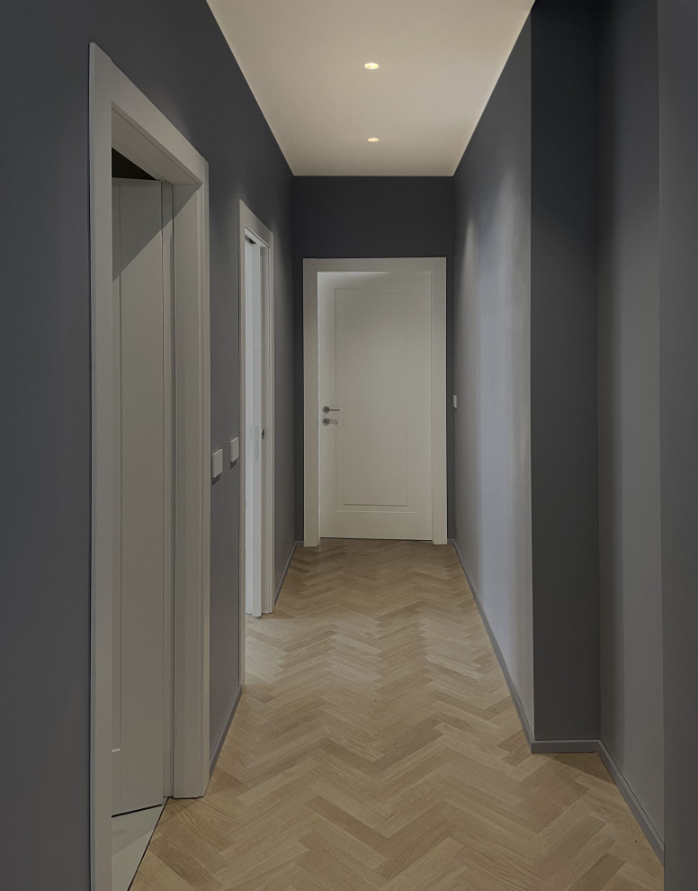 Ispirazione per un piccolo ingresso o corridoio contemporaneo con pareti blu, pavimento in legno massello medio, pavimento beige e soffitto ribassato