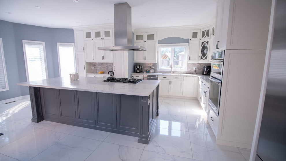 Kitchen - transitional kitchen idea in Toronto