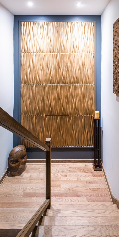 Foto de escalera en U actual de tamaño medio con escalones de madera, contrahuellas de madera, barandilla de vidrio y panelado