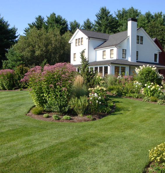 This is an example of a mid-sized traditional backyard full sun garden in Boston with natural stone pavers.
