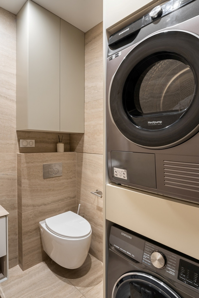 Городская квартира с продуманным дизайном и камином в ТВ тумбе