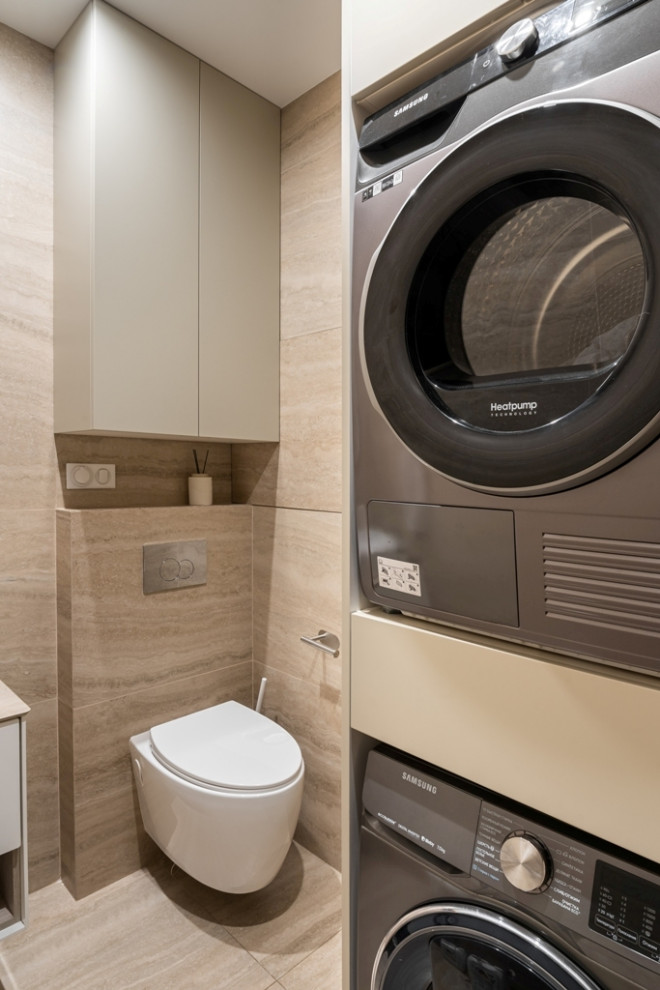 Городская квартира с продуманным дизайном и камином в ТВ тумбе