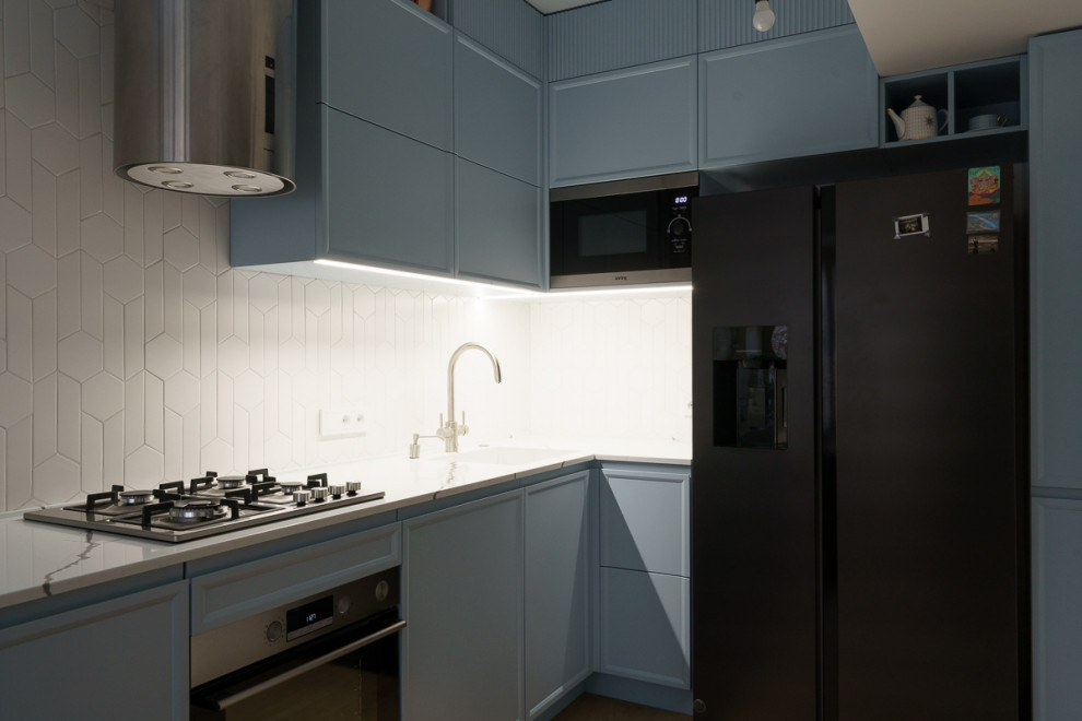 Голубая кухня, жалюзийный шкаф, полки и мебель в ванную с натуральным шпоном дуб