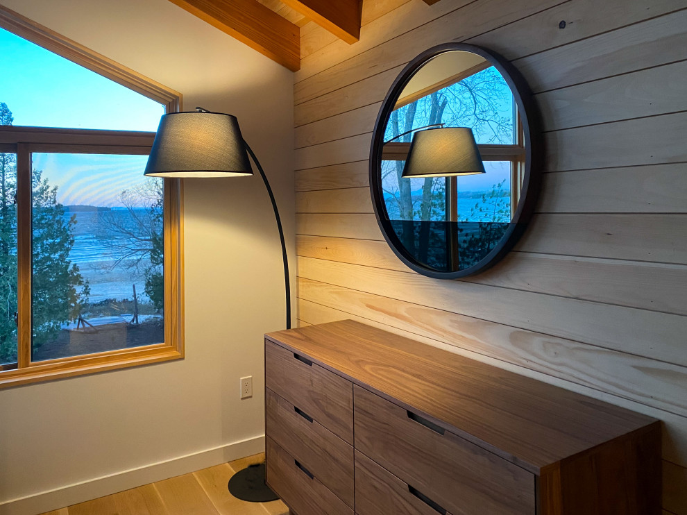 Foto de dormitorio principal rústico de tamaño medio con paredes blancas, suelo de madera en tonos medios, vigas vistas y madera