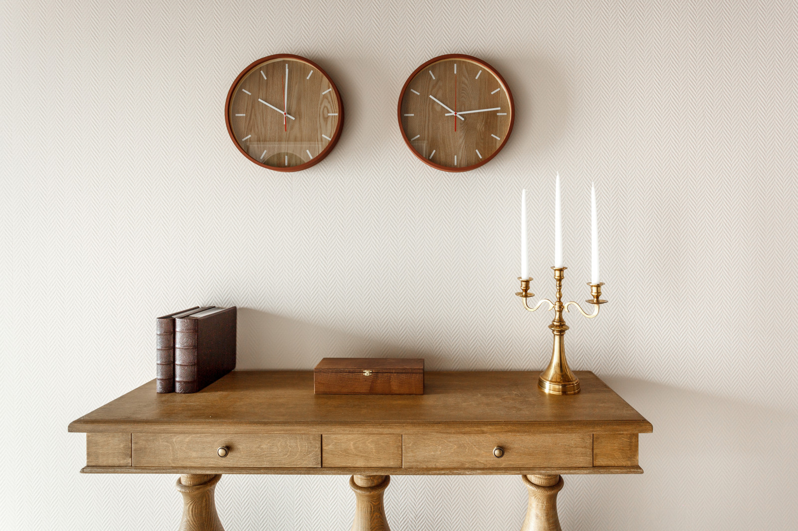 Винтажная прихожая в проекте загородного дома.