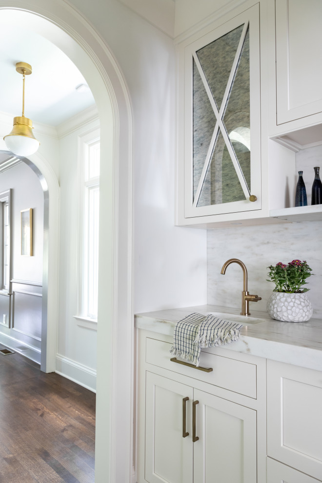 Transitional home design photo in Indianapolis