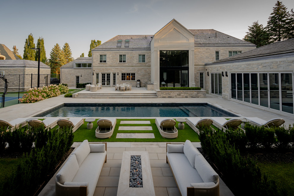 Esempio di una grande piscina design rettangolare dietro casa con paesaggistica bordo piscina e pavimentazioni in cemento