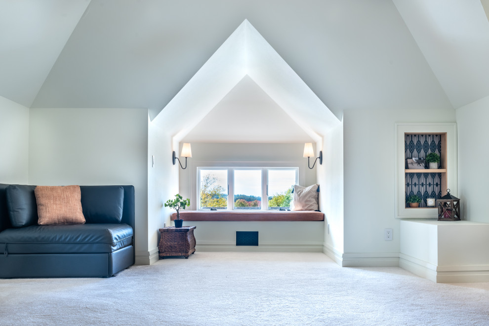 Esempio di un soggiorno tradizionale di medie dimensioni e stile loft con pareti bianche, moquette, TV a parete e pavimento beige
