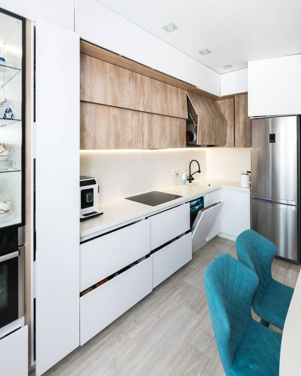 Белая угловая кухня со стеклянной витриной и бутылочницей