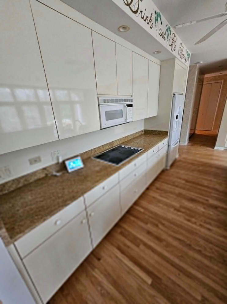 Inspiration for a large transitional medium tone wood floor and brown floor eat-in kitchen remodel in Chicago with an undermount sink, shaker cabinets, medium tone wood cabinets, quartz countertops, multicolored backsplash, stone tile backsplash, stainless steel appliances, an island and white countertops