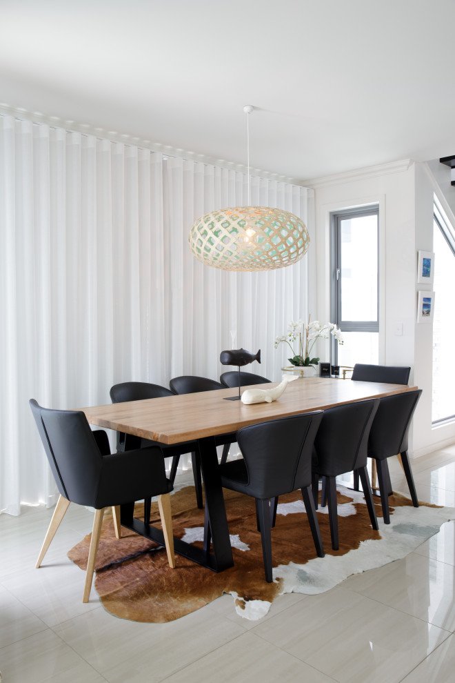Mittelgroße Moderne Wohnküche mit weißer Wandfarbe, Porzellan-Bodenfliesen und beigem Boden in Brisbane