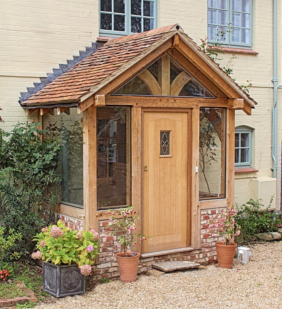 Design ideas for a small traditional entryway in Hampshire.