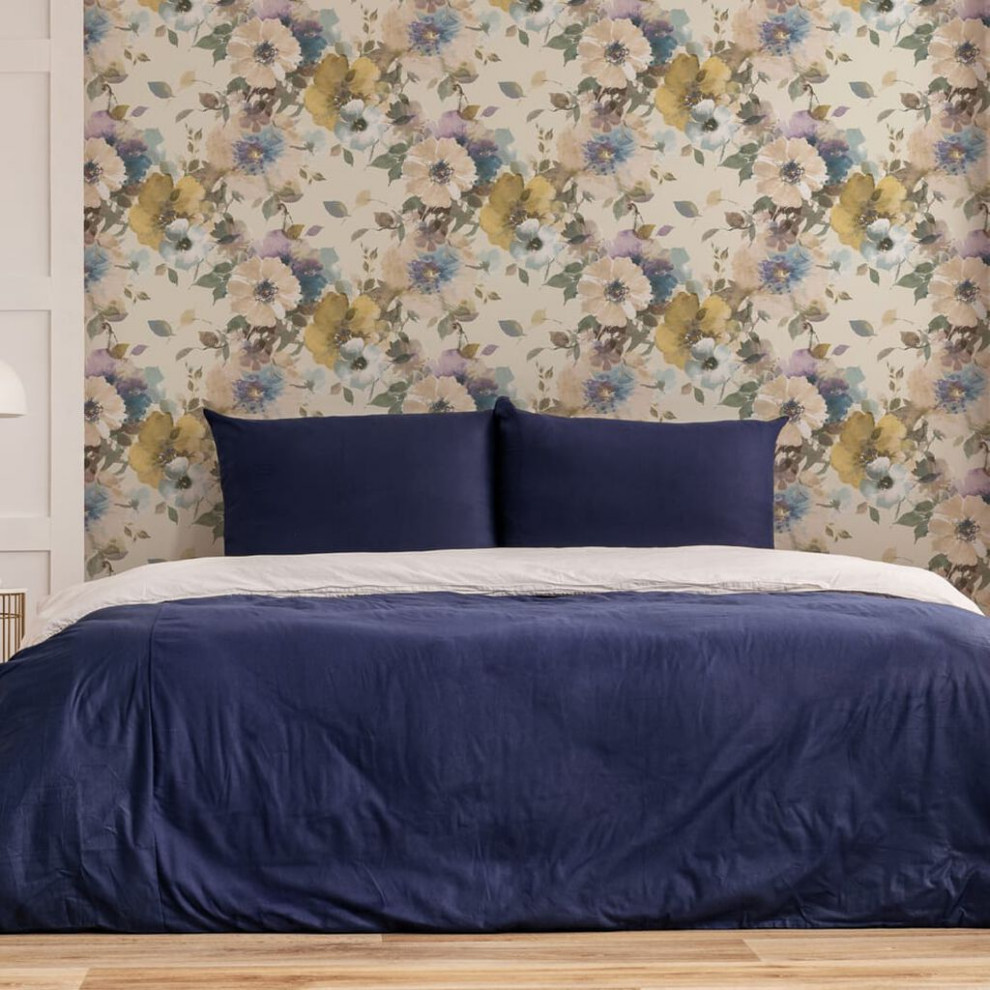 Стильный дизайн: хозяйская спальня в современном стиле с разноцветными стенами и обоями на стенах - последний тренд