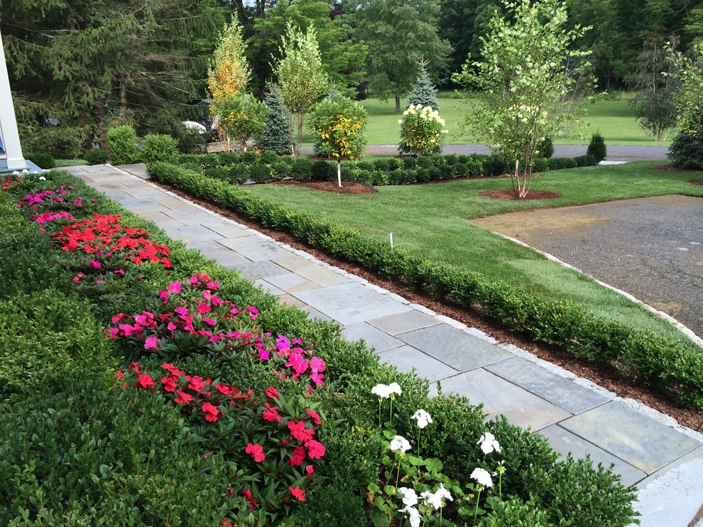 Garden in New York with a garden path and natural stone pavers.