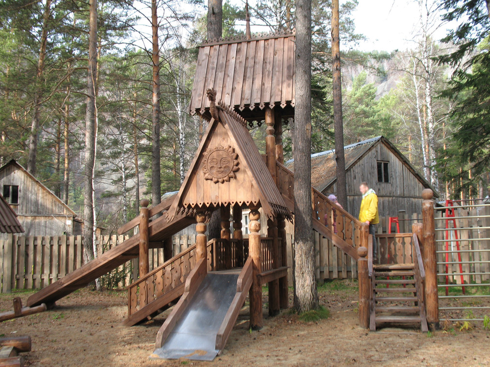 Детская спортивно - развлекательная площада, беседка для отдыха.