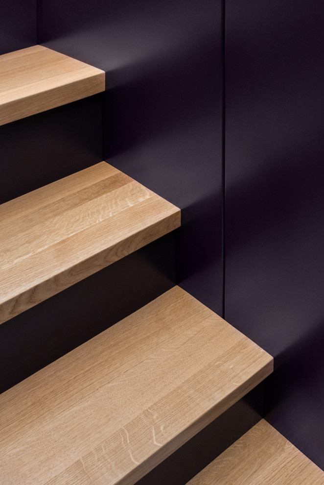 Diseño de escalera recta contemporánea grande con contrahuellas de madera y panelado