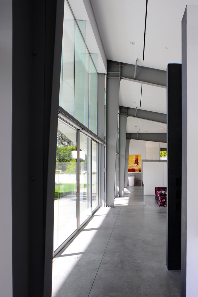 This is an example of a contemporary hallway in Los Angeles.