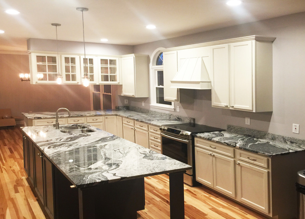 Example of a transitional kitchen design in DC Metro