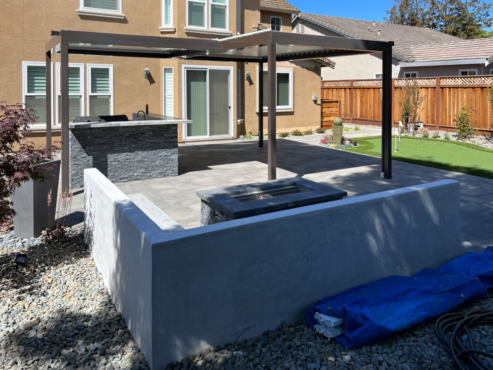 Outdoor Kitchen, Putting Green & Fire Pit