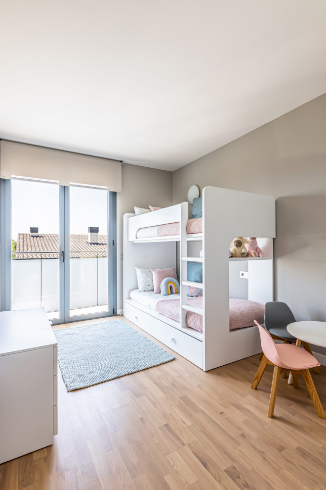 Mittelgroßes Modernes Hauptschlafzimmer mit grauer Wandfarbe und braunem Boden in Barcelona