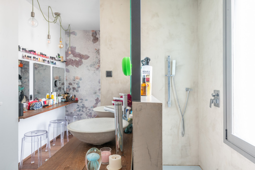 Großes Modernes Kinderbad mit beigen Schränken, bodengleicher Dusche, weißer Wandfarbe, braunem Holzboden, Aufsatzwaschbecken, Waschtisch aus Holz, braunem Boden, offener Dusche, brauner Waschtischplatte, Doppelwaschbecken und eingebautem Waschtisch in Madrid
