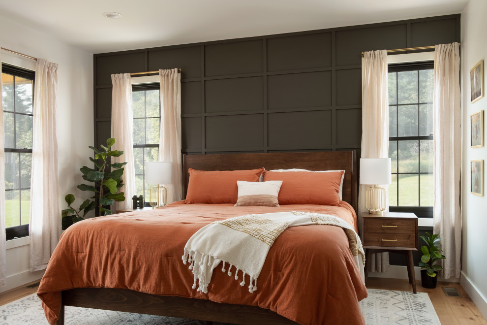 Foto de dormitorio principal campestre grande con paredes verdes, suelo de madera clara, suelo beige y madera