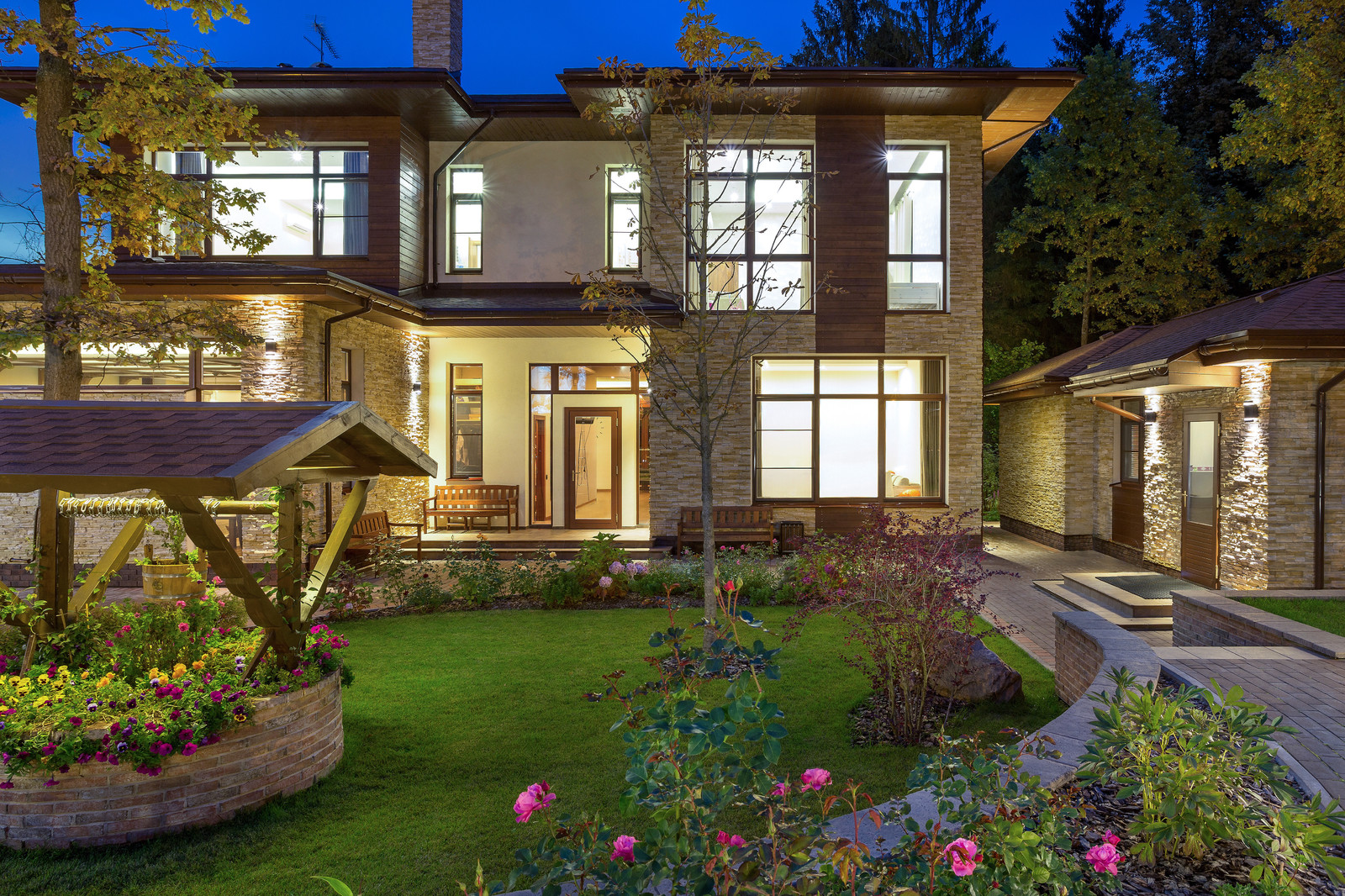 Подсветка - внутренний двор загородного дома в коттеджном посёлке Ла Променад 2