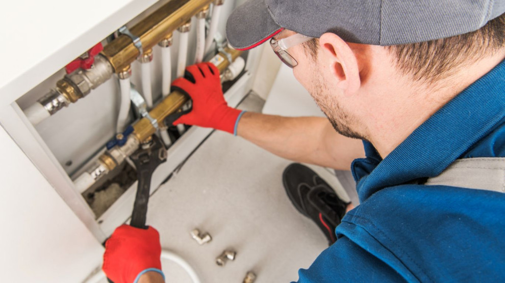 Hiring a professional plumber for plumbing repair