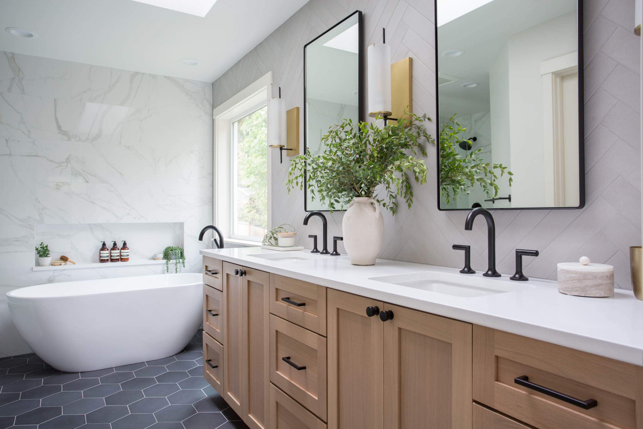 ブルー チャコール グレー バスルーム PVC 貼るだけ バスルーム タイル 粘着タイル キッチン 貼るだけ タイル 剥がして貼る グレー スカイブルー  バスルーム PVC 粘着タイル バスルームタイルに貼る キッチンタイルに貼る 壁用 剥がして貼る 床タイル 2 3D 魚鱗 剥がして ... 剥がして貼るガラスタイル、ライトブルーの地下鉄タイル 剥がして貼るバックスプラッシュガラスタイル キッチン 浴室の壁用(5枚、4.2