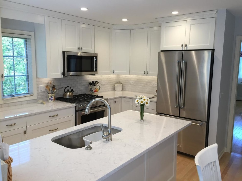 Example of a transitional kitchen design in Chicago