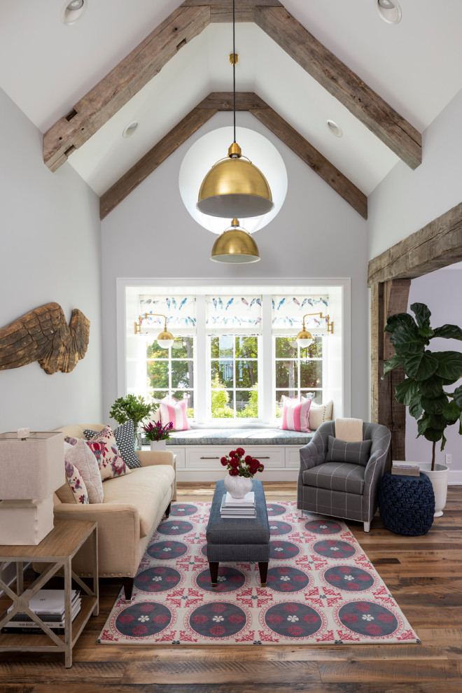 Imagen de sala de estar cerrada y abovedada costera con paredes blancas, suelo de madera en tonos medios y suelo marrón