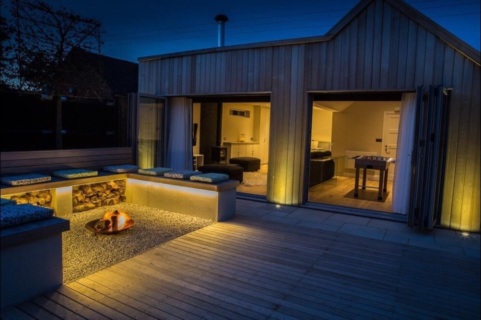 Design ideas for a contemporary patio in Buckinghamshire.