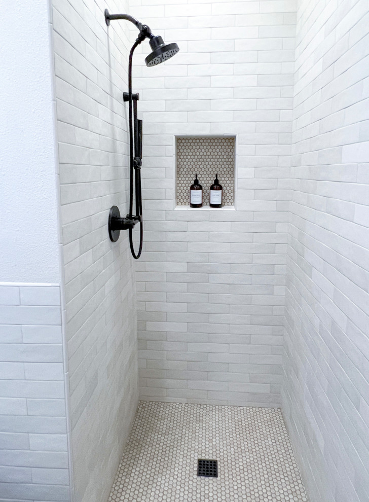 Kleines Klassisches Duschbad mit beigen Fliesen, Keramikfliesen, Porzellan-Bodenfliesen, buntem Boden und Einzelwaschbecken in Orange County