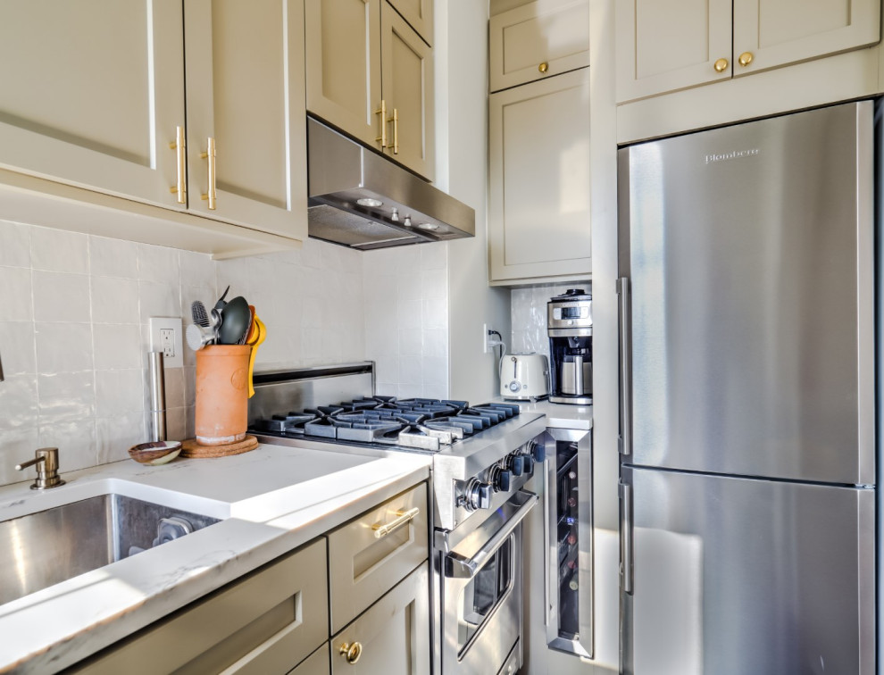 Imagen de cocina comedor tradicional pequeña con fregadero bajoencimera, armarios estilo shaker, puertas de armario verdes, encimera de cuarzo compacto, salpicadero blanco, salpicadero de azulejos de porcelana, península y encimeras amarillas