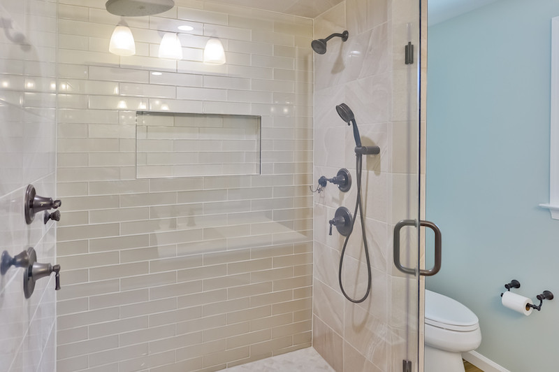 Mittelgroßes Modernes Badezimmer En Suite mit Eckdusche, Falttür-Duschabtrennung, Einzelwaschbecken und eingebautem Waschtisch in Philadelphia