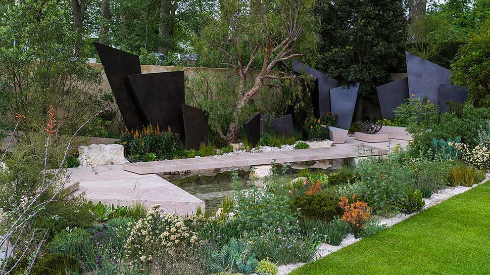 Contemporary garden in London with gravel.