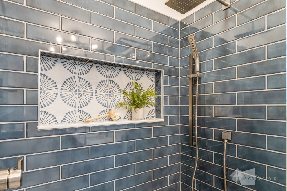 Idéer för ett litet klassiskt vit en-suite badrum, med skåp i shakerstil, blå skåp, ett fristående badkar, en dubbeldusch, en bidé, blå kakel, keramikplattor, vita väggar, klinkergolv i keramik, ett undermonterad handfat, bänkskiva i kvarts, flerfärgat golv och dusch med gångjärnsdörr