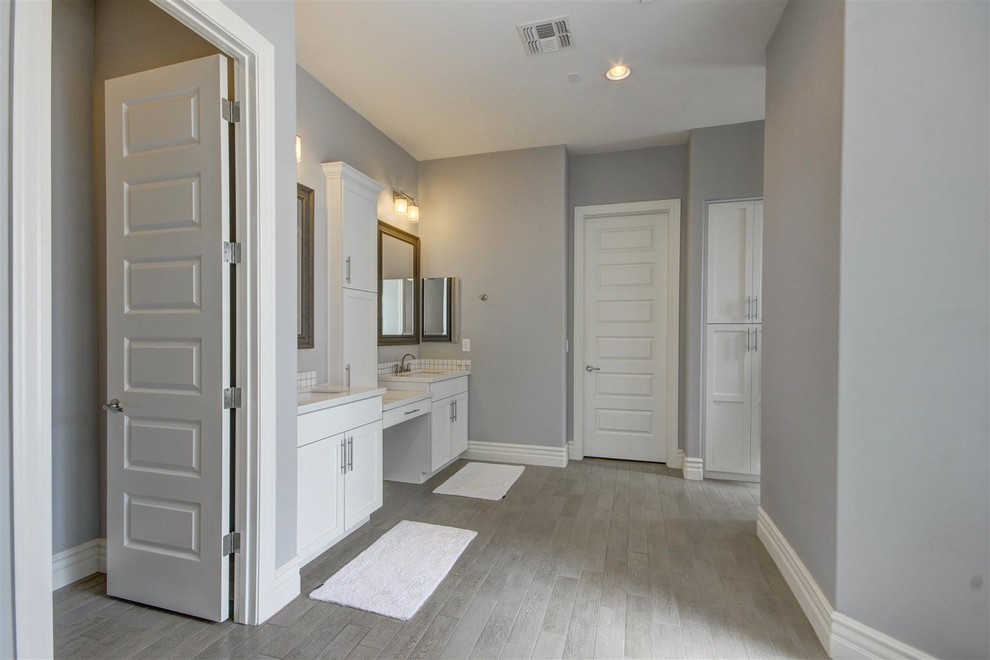 Inspiration for a small arts and crafts master bathroom in Phoenix with shaker cabinets, white cabinets, an alcove tub, an alcove shower, a one-piece toilet, mosaic tile, grey walls, porcelain floors, an undermount sink and engineered quartz benchtops.
