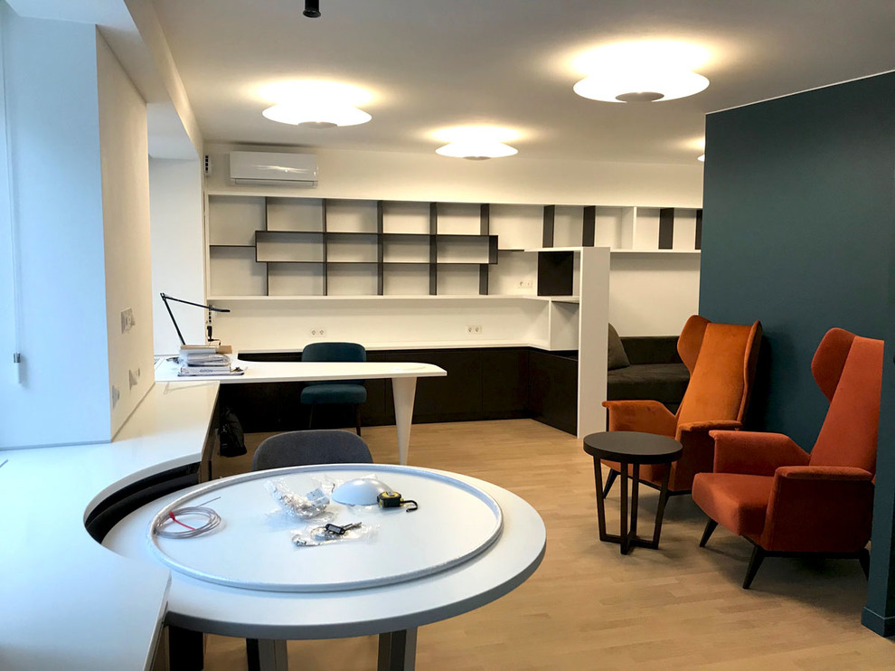 Мебель в зоне кабинета в квартире студии