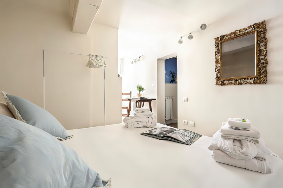 Esempio di una piccola camera matrimoniale contemporanea con pareti bianche, pavimento in legno massello medio, pavimento marrone, soffitto in legno e TV