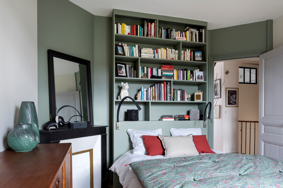 パリにある中くらいなミッドセンチュリースタイルのおしゃれな主寝室 (緑の壁、無垢フローリング、コーナー設置型暖炉)