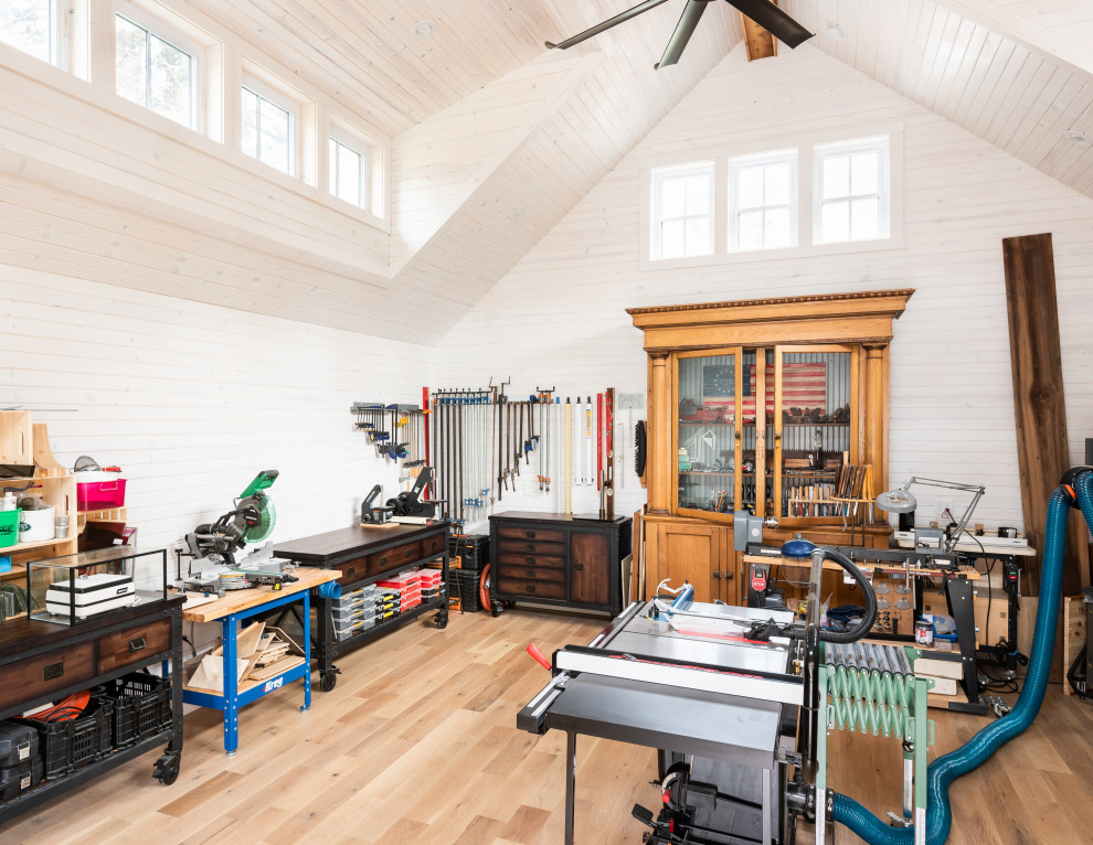 This is an example of a large traditional detached garage workshop in St Louis.