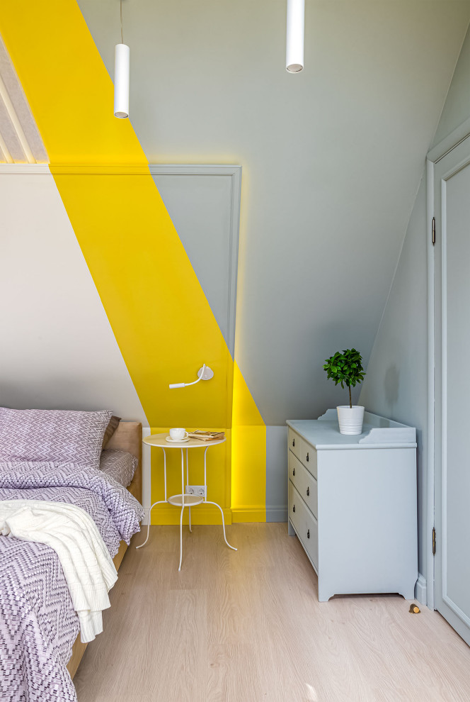 Réalisation d'une petite chambre parentale grise et blanche nordique avec un mur multicolore, sol en stratifié, un sol beige, un plafond voûté et du lambris.
